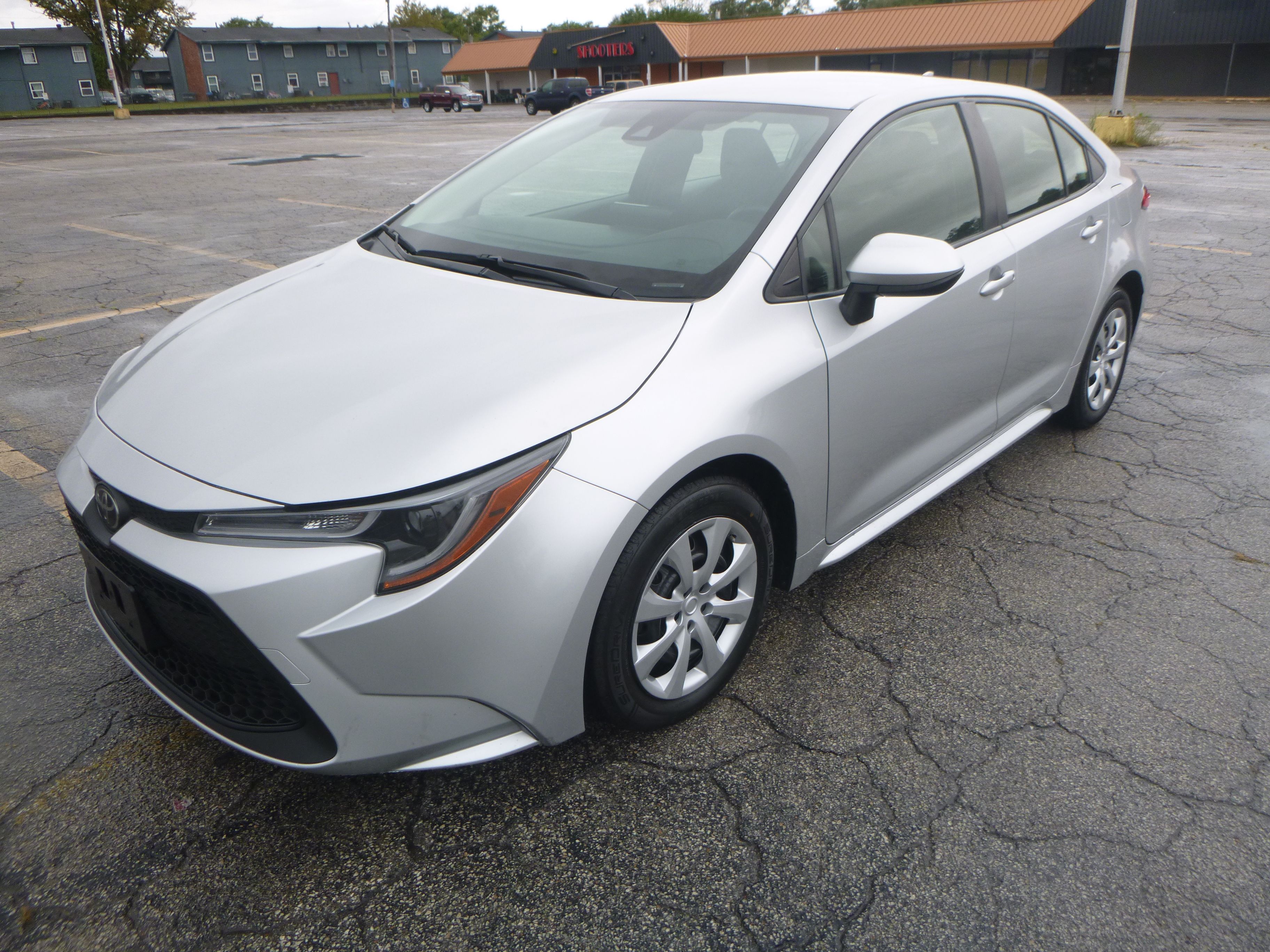 Used 2022 Toyota Corolla LE Sedan FWD image 2