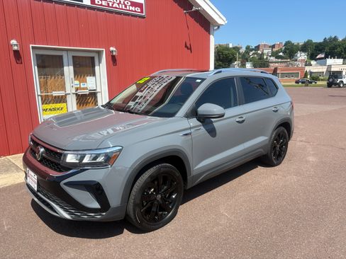 Used 2022 Volkswagen Taos SE w/ IQ.Drive and Sunroof Pkg AWD/4WD image 2