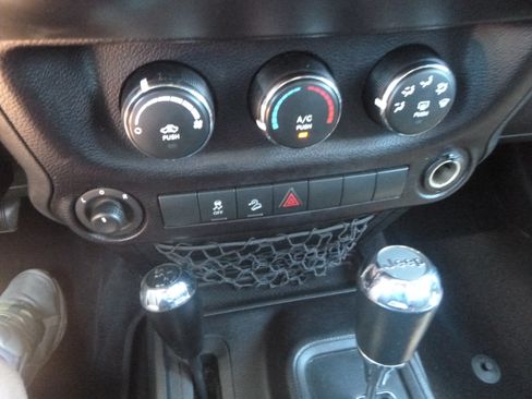 Used 2015 Jeep Wrangler 4WD Unlimited Sport image 19