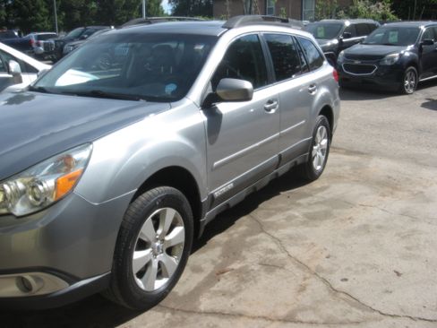 Used 2011 Subaru Outback 2.5i Limited AWD/4WD image 1