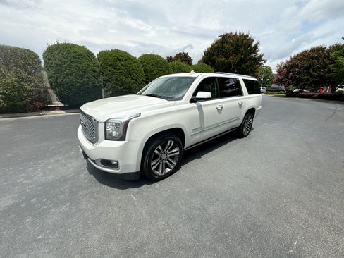 Used 2017 GMC Yukon XL 4WD Denali image 1