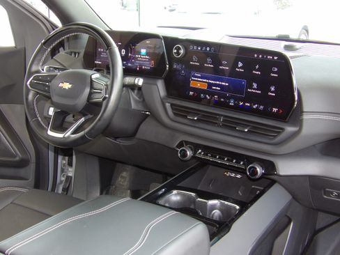 Used 2026 Chevrolet Silverado EV 4x4 Crew Cab LT image 11