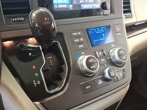 Used 2015 Toyota Sienna XLE image 16