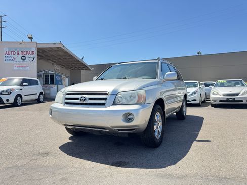 Used 2005 Toyota Highlander 2WD V6 w/ 3rd Row image 2