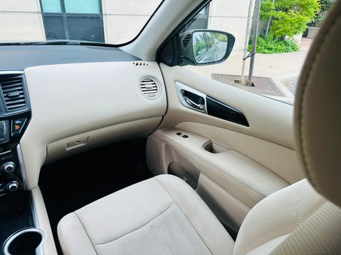 Used 2017 Nissan Pathfinder SV image 26