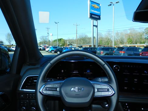 Used 2025 Chevrolet Suburban Z71 image 2