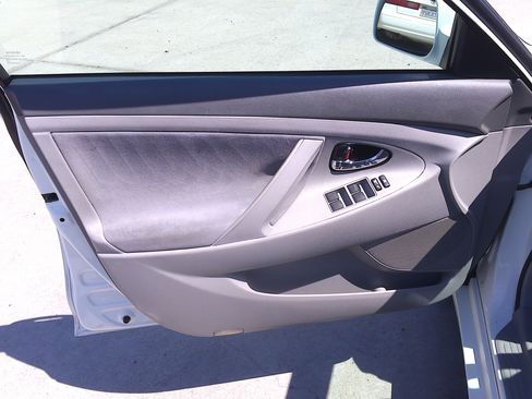 Used 2011 Toyota Camry LE image 9