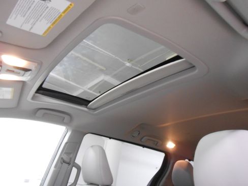 Used 2019 Toyota Sienna XLE Premium FWD image 16