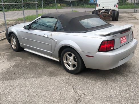 Used 2003 Ford Mustang Convertible RWD image 2