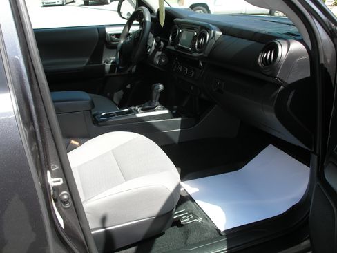 Used 2018 Toyota Tacoma 4x4 Double Cab SR image 5