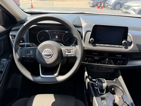 Used 2024 Nissan Rogue AWD SV image 16