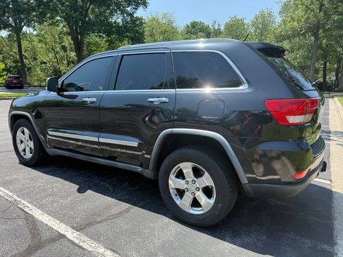 Used 2011 Jeep Grand Cherokee Limited image 2