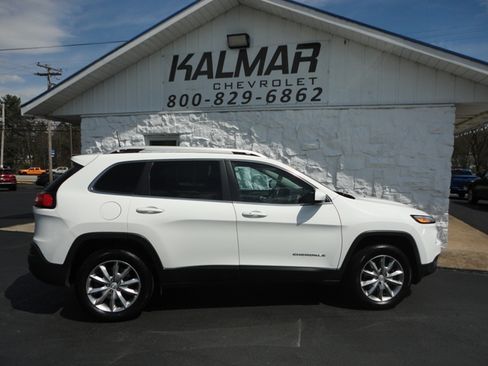 Used 2017 Jeep Cherokee Limited image 4
