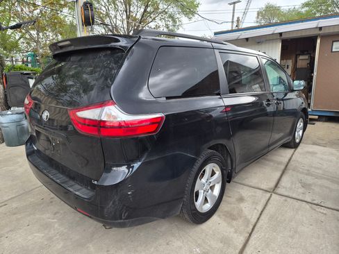 Used 2017 Toyota Sienna LE FWD image 3