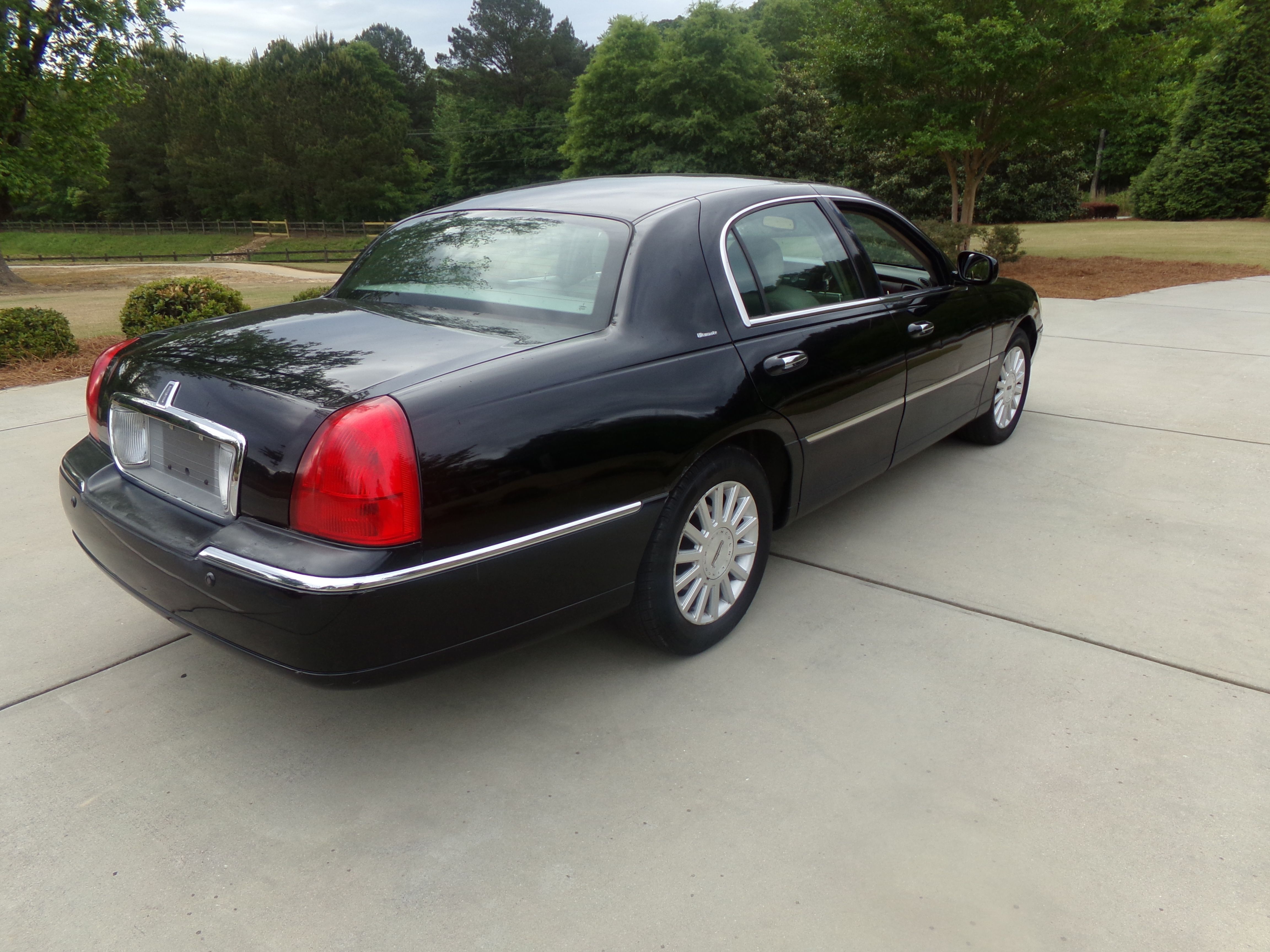Used 2004 Lincoln Town Car Signature RWD image 5