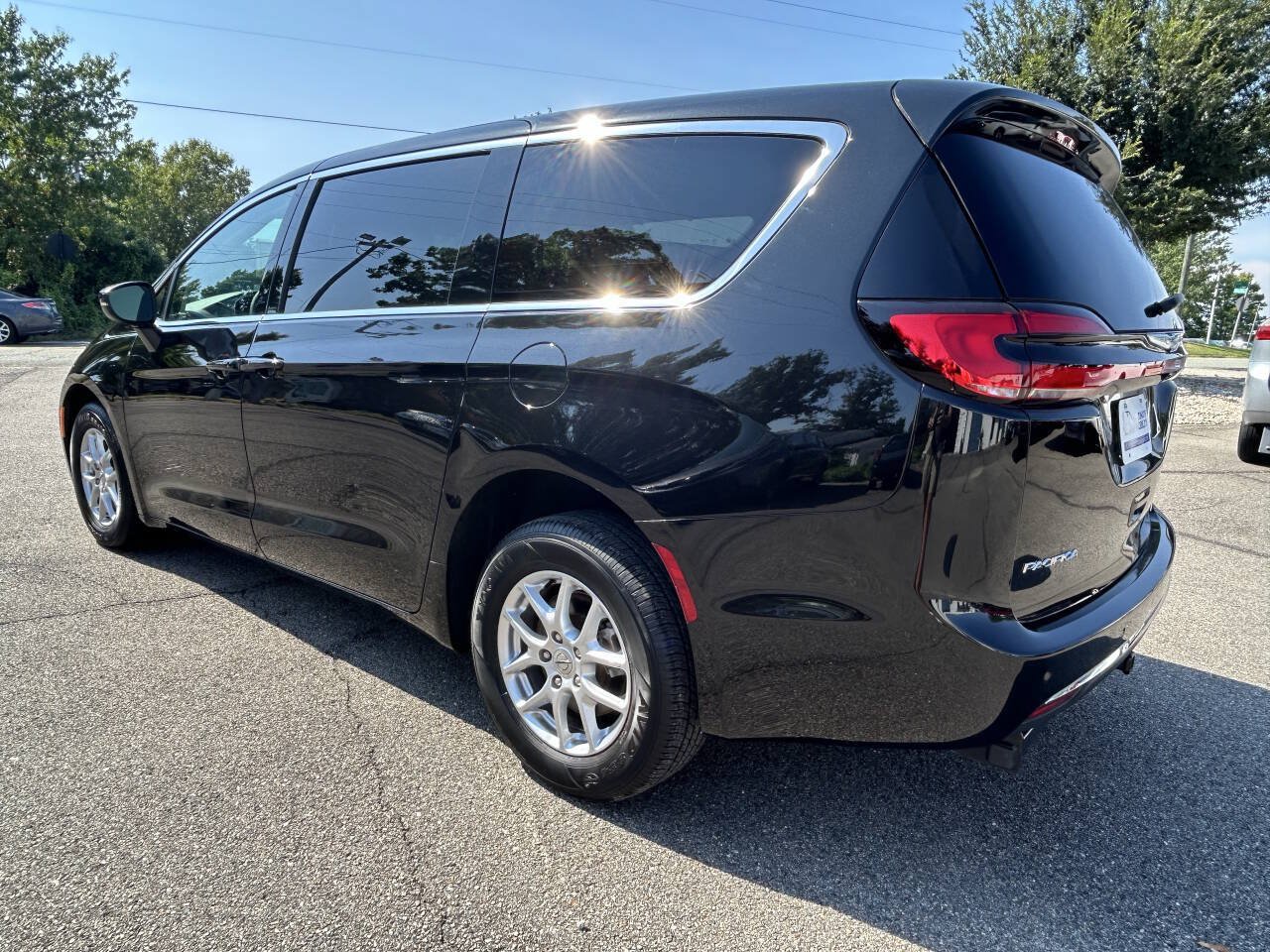 Used 2023 Chrysler Pacifica Touring-L FWD image 11