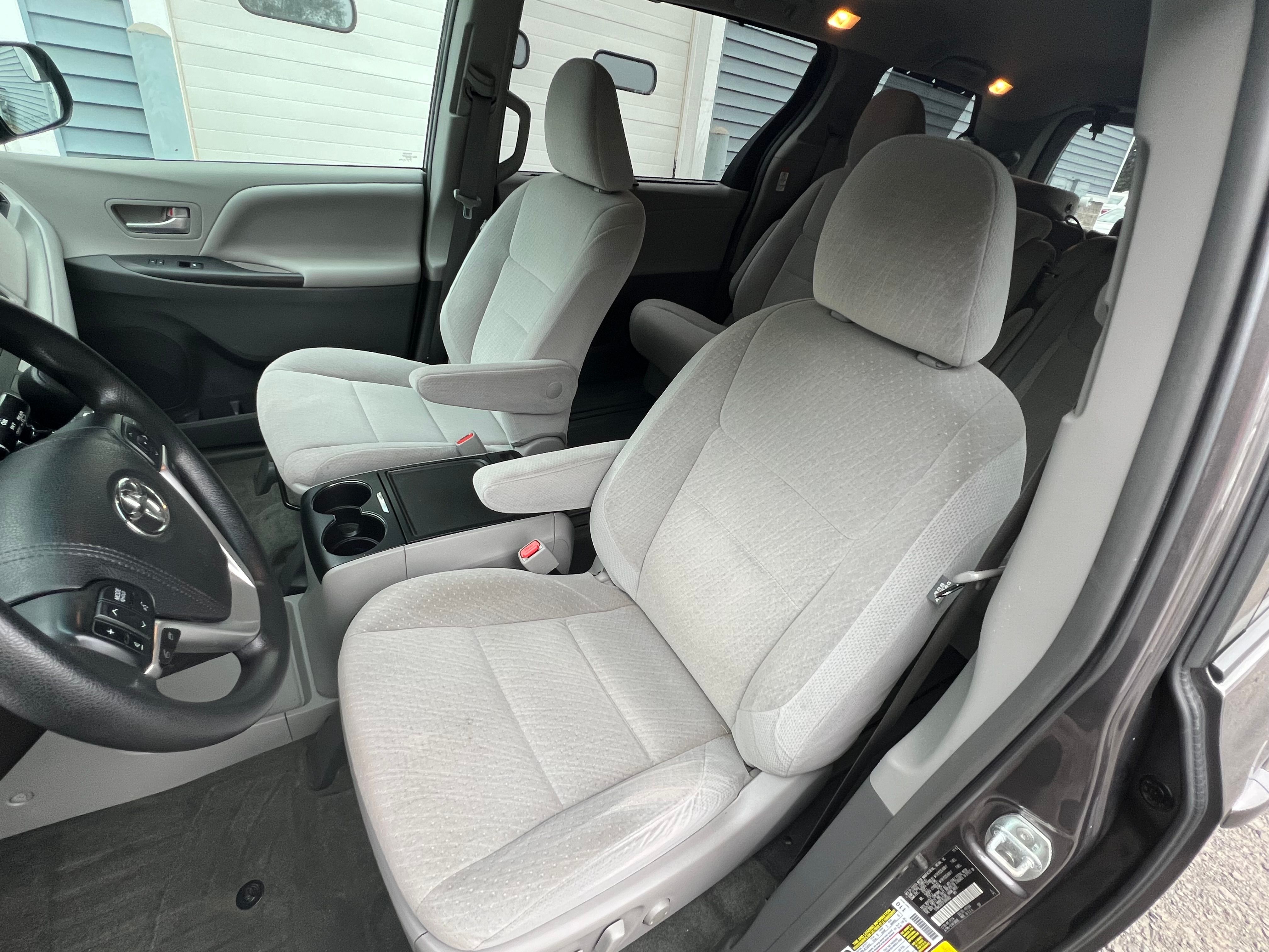 Used 2015 Toyota Sienna LE FWD image 6