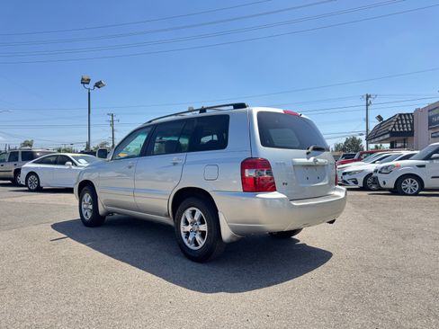 Used 2005 Toyota Highlander 2WD V6 w/ 3rd Row image 5