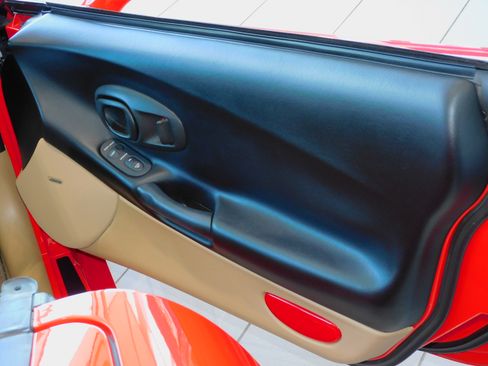 Used 1998 Chevrolet Corvette Stingray Convertible w/1LT image 17