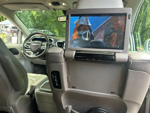 Used 2019 Chrysler Pacifica Touring-L Plus FWD image 27