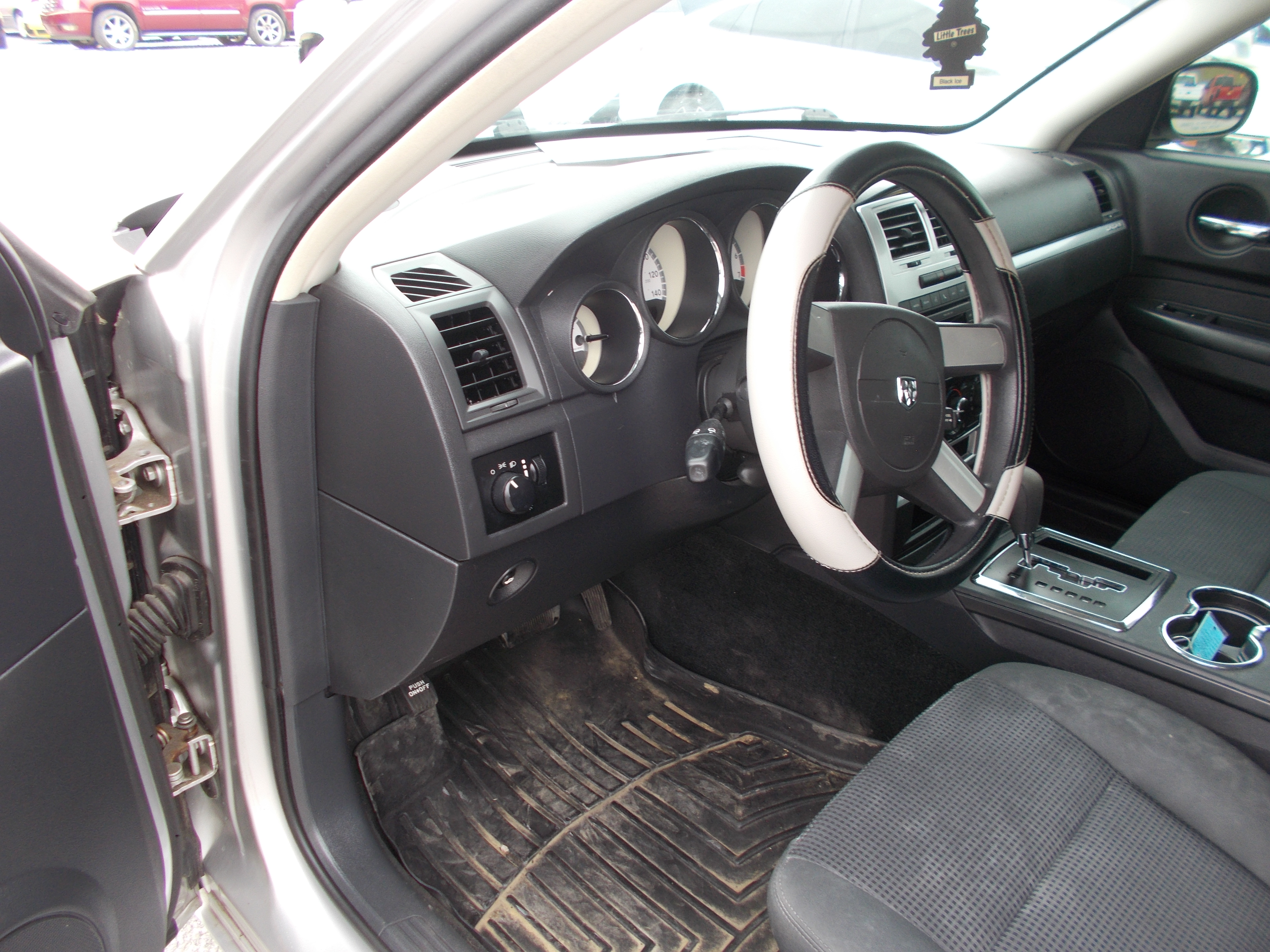 Used 2010 Dodge Charger UNAVAIL RWD image 6