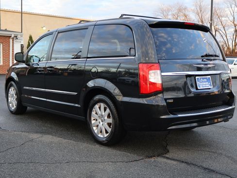 Used 2016 Chrysler Town & Country Touring image 6