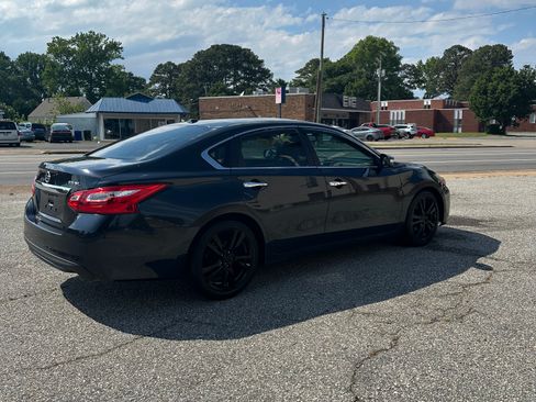 Used 2016 Nissan Altima Sedan w/ Navigation Pkg FWD image 7