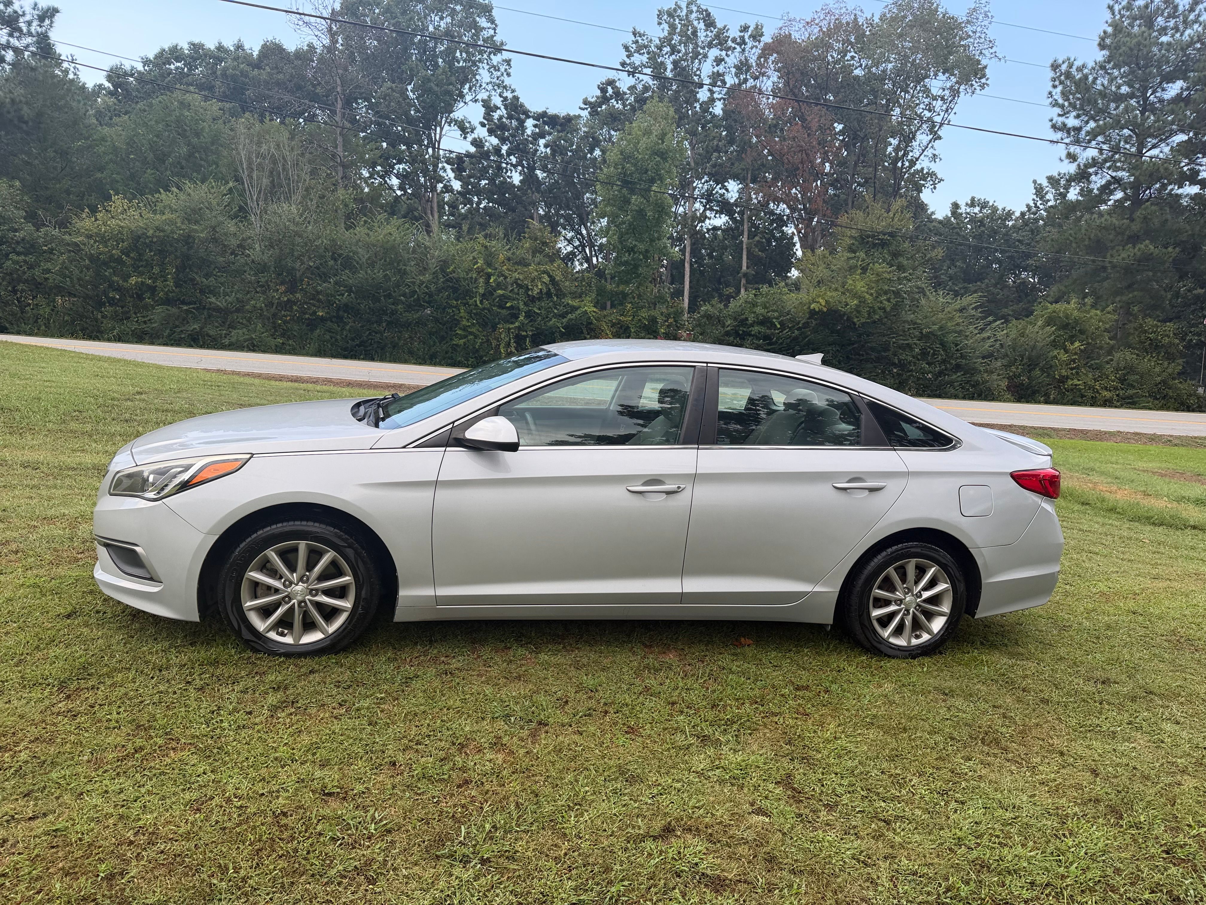 Used 2016 Hyundai Sonata SE FWD image 2