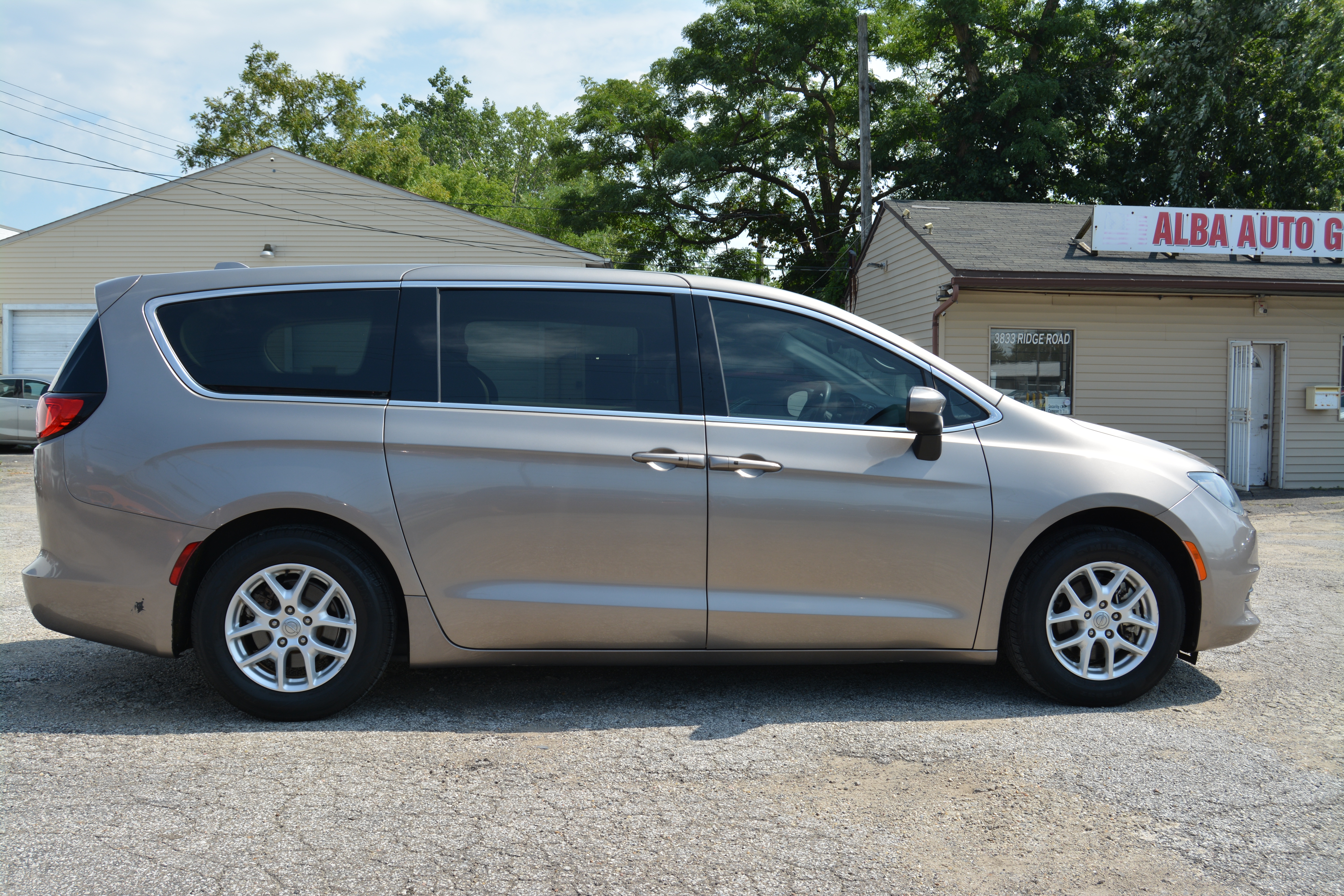 Used 2017 Chrysler Pacifica Touring FWD image 8