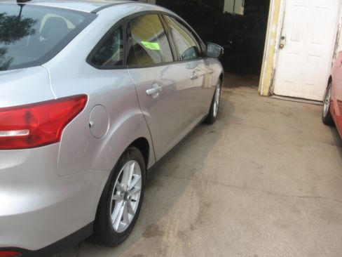 Used 2017 Ford Focus SE Sedan FWD image 4