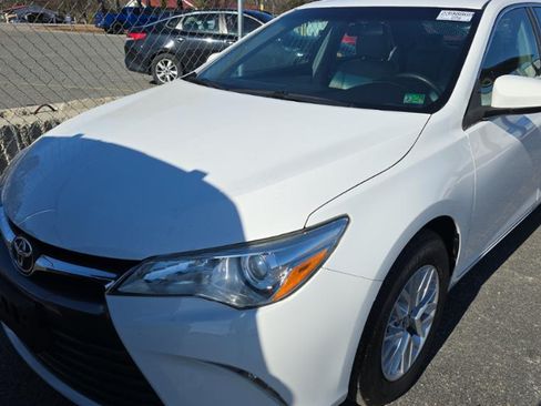 Used 2017 Toyota Camry LE image 1