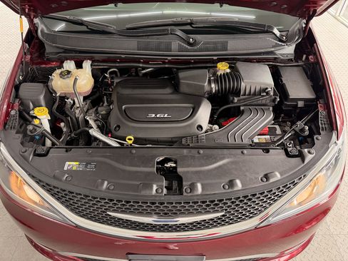 Used 2017 Chrysler Pacifica Touring-L Plus image 18