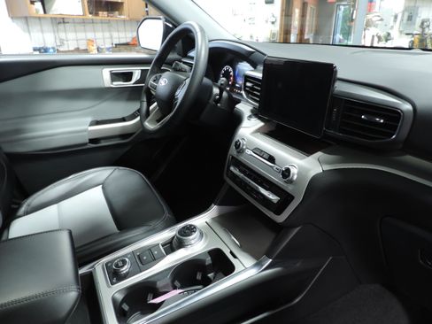 Used 2023 Ford Explorer XLT image 23