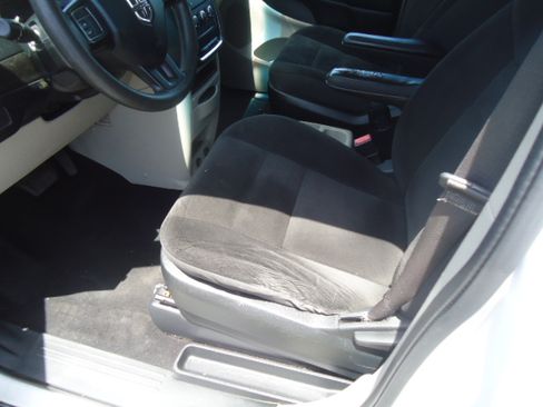 Used 2017 Dodge Grand Caravan SE FWD image 13