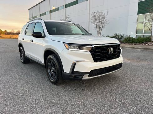 Used 2024 Honda Pilot TrailSport image 2