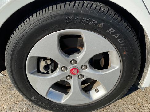 Used 2018 Jaguar XE Premium image 10