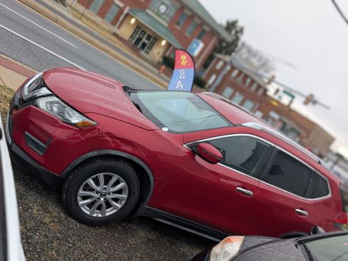 Used 2017 Nissan Rogue SV image 4