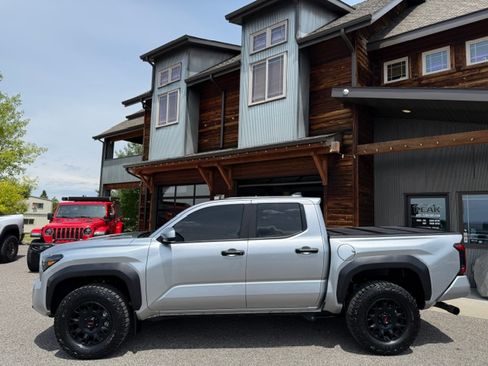 Used 2025 Toyota Tacoma 4x4 Double Cab image 2