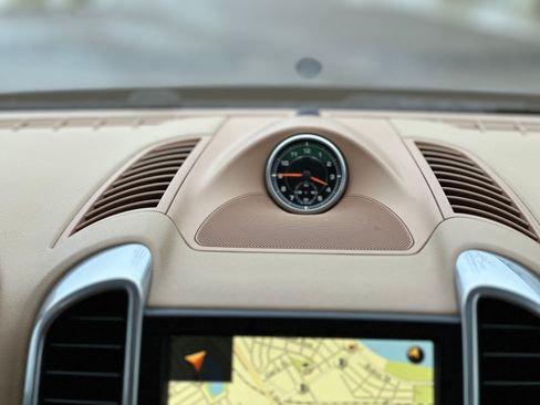 Used 2016 Porsche Cayenne image 25