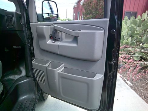 Used 2019 Chevrolet Express 2500 RWD image 9