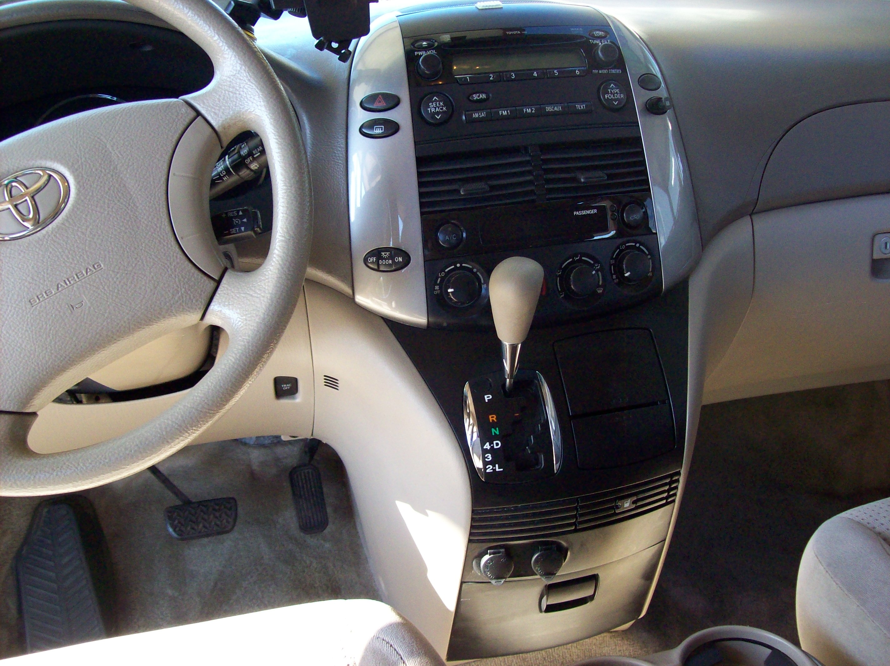 Used 2006 Toyota Sienna LE Minivan 4D FWD image 8