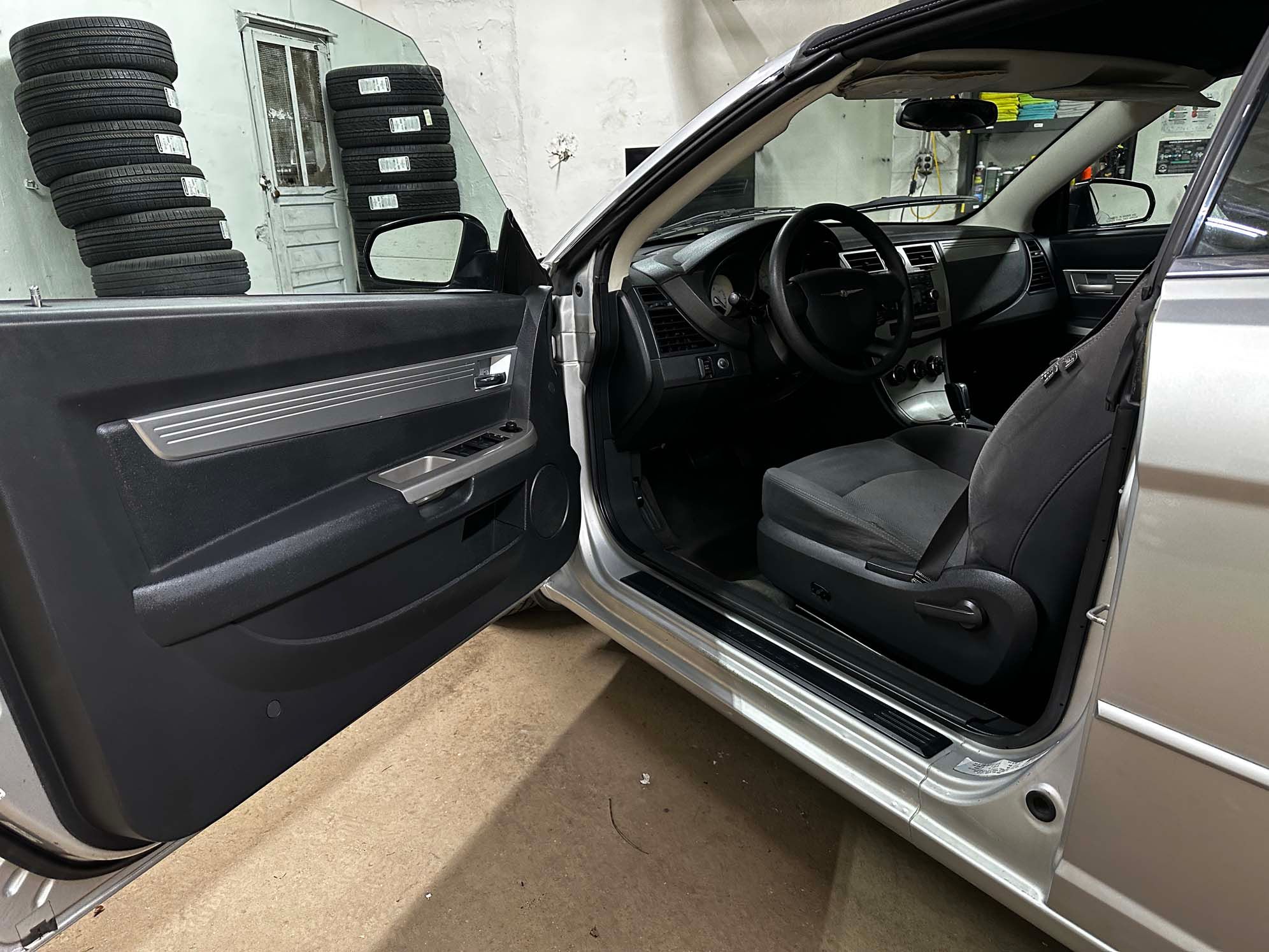 Used 2009 Chrysler Sebring LX FWD image 2