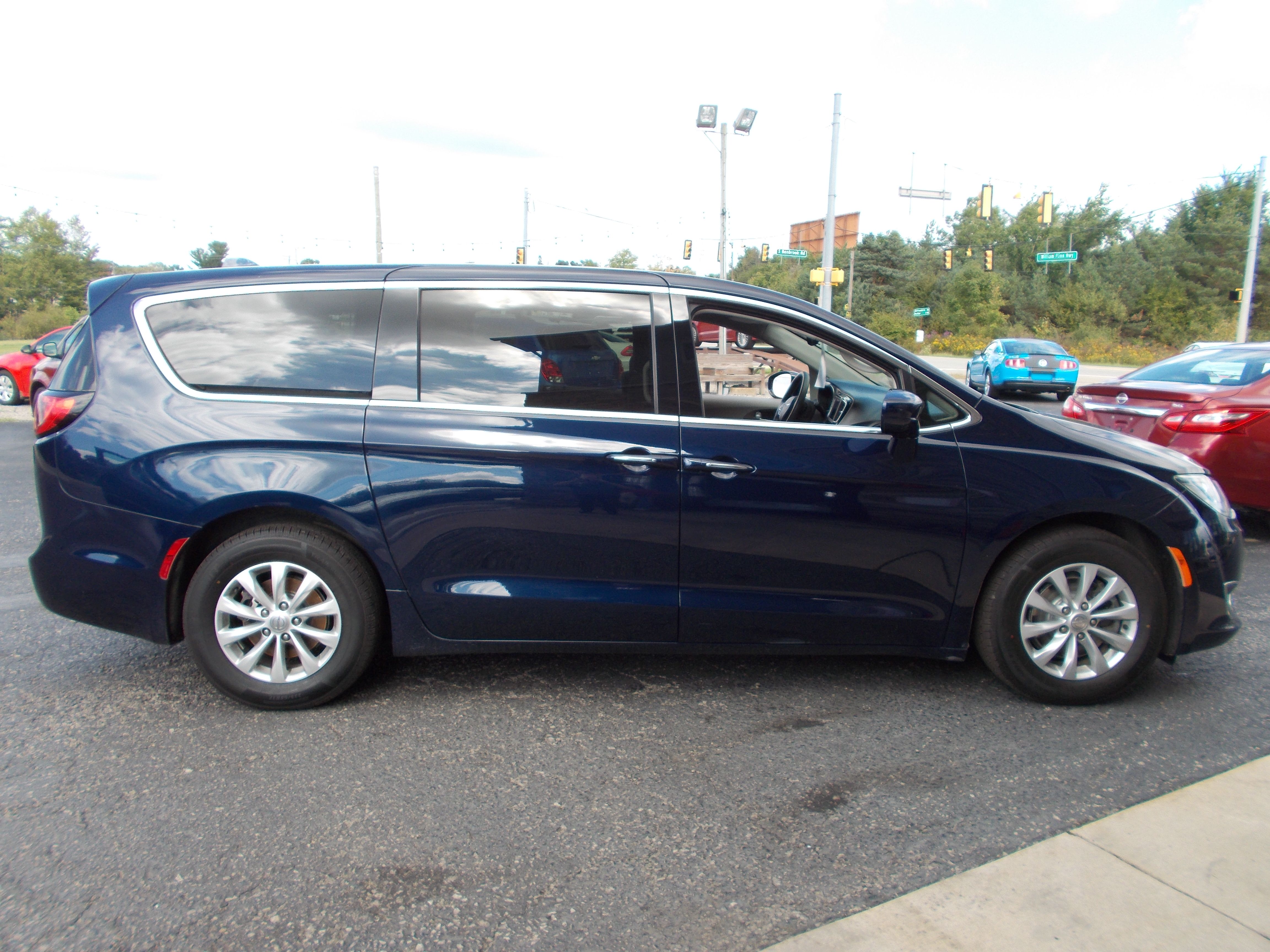 Used 2018 Chrysler Pacifica Touring Plus FWD image 4