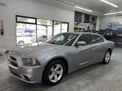 Used 2013 Dodge Charger SXT image 2
