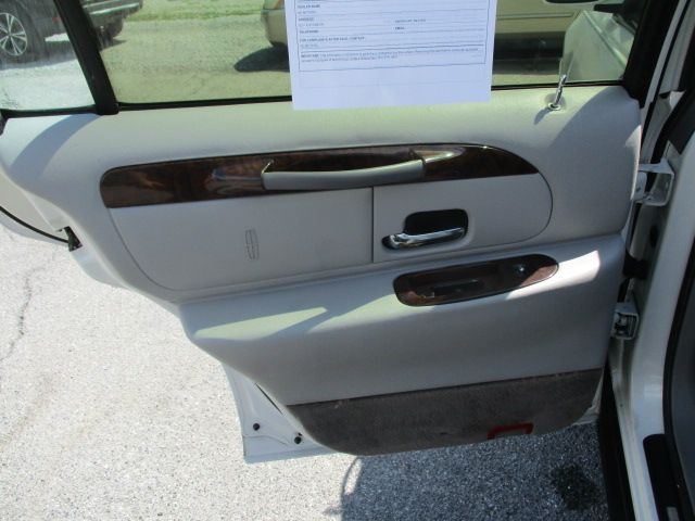 Used 2000 Lincoln Town Car Signature RWD image 16