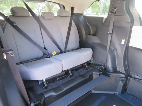 Used 2026 Toyota Sienna LE FWD image 25