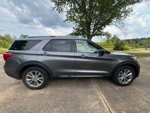 Used 2022 Ford Explorer Limited image 2