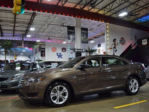 Used 2015 Ford Taurus SE image 3