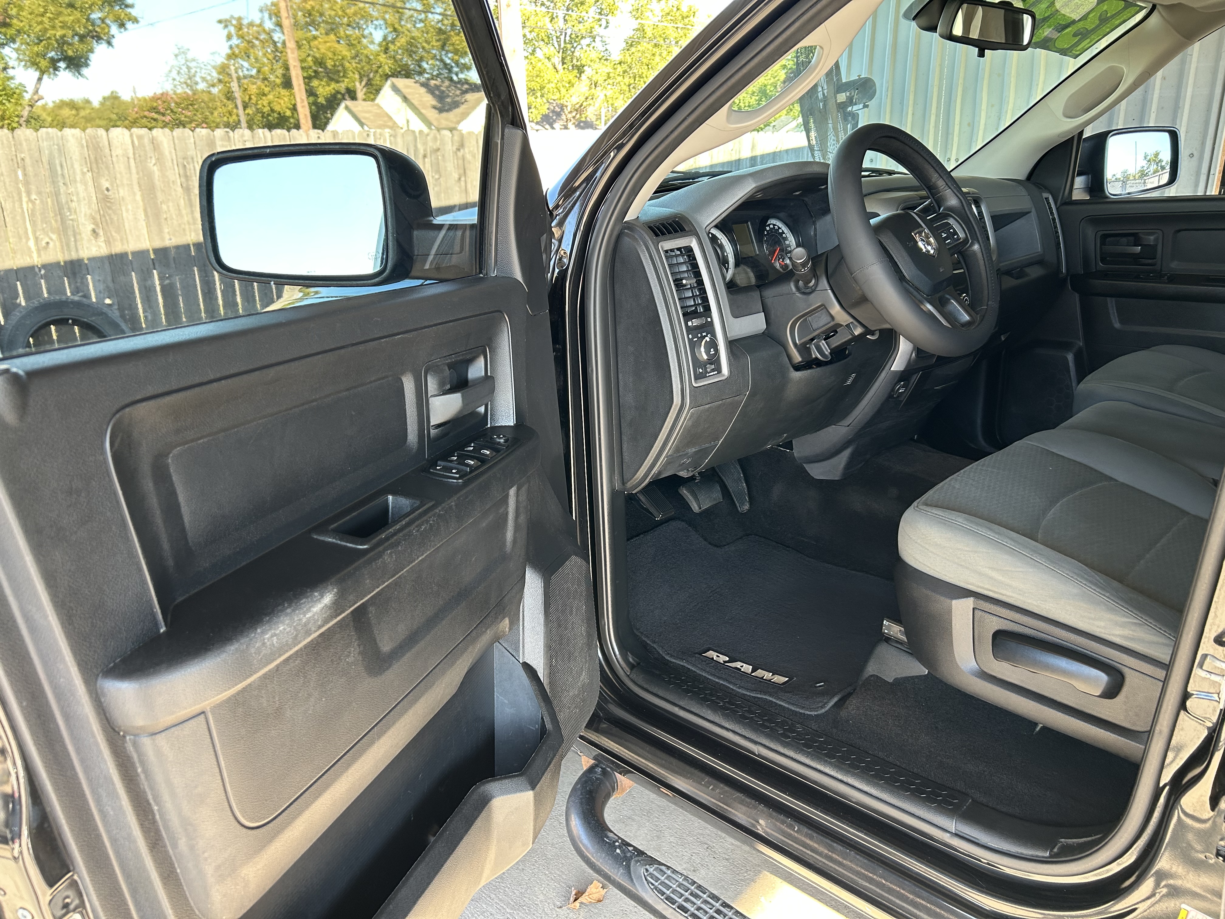 Used 2015 RAM 1500 4x4 Crew Cab Express image 4
