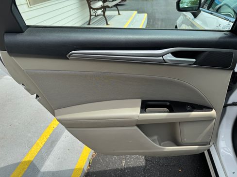 Used 2020 Ford Fusion SE FWD image 11